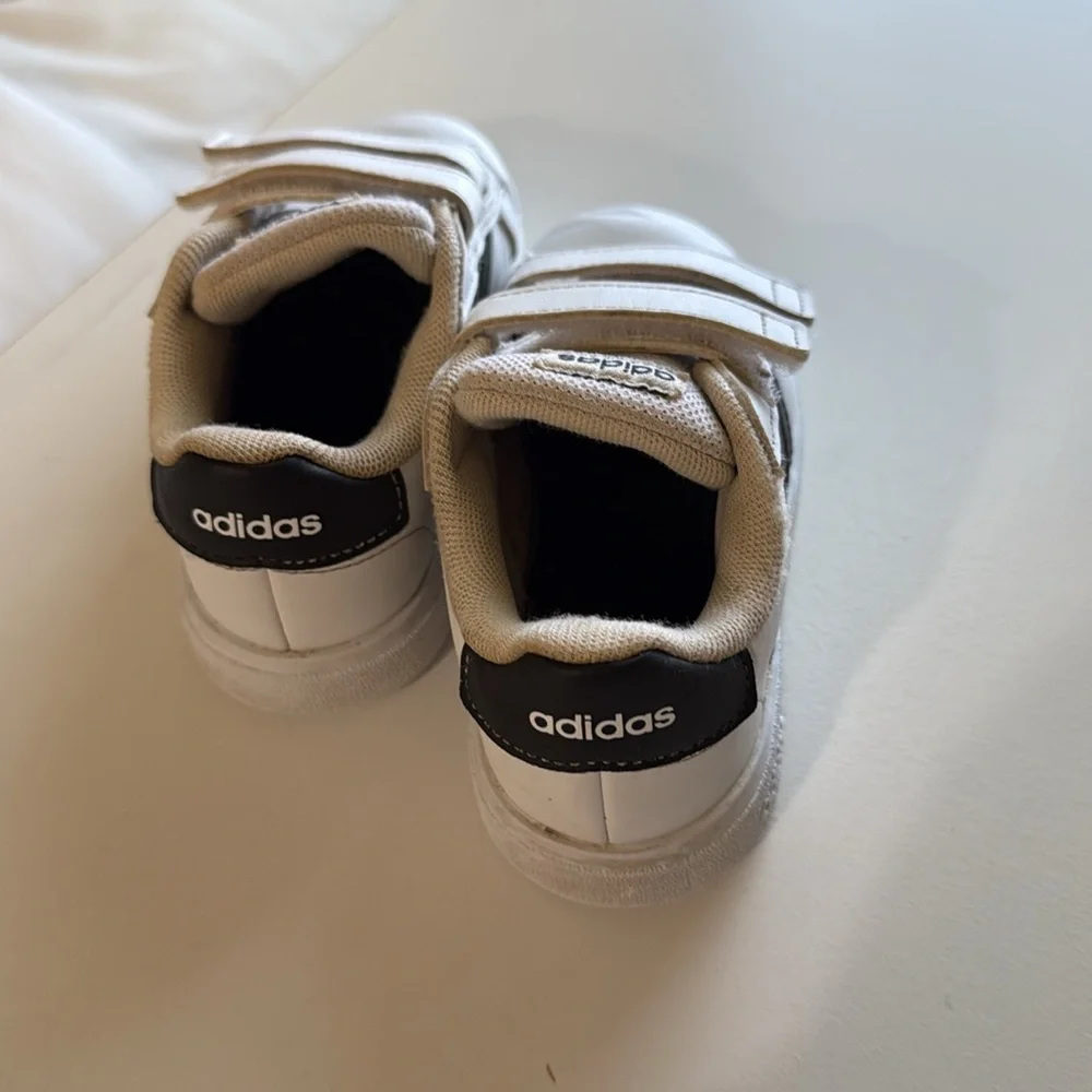 Adidas white sneakers Velcro closure size 10K - Picture 3 of 4